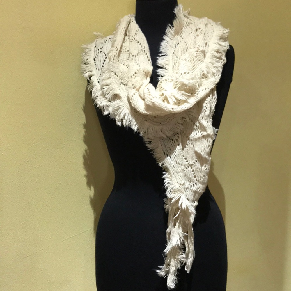 Scarf with fringe in winter white